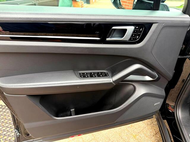 Porsche CAYENNE 4.0 Turbo 405kW/550pk Tiptronic S Techart! PANODAMADAK + LUCHTVERING + SPORT DESIGN + RSE + STUURVERWARMING + 18-WEG STOELEN + 4-WIELSTURING + PSCB REMSYSTEEM + STOELVERWARMING V&A + KEYLESS + SOFTCLOSE + PDLS PLUS + SPORTUITLAAT + 22" LM-VELGEN!!