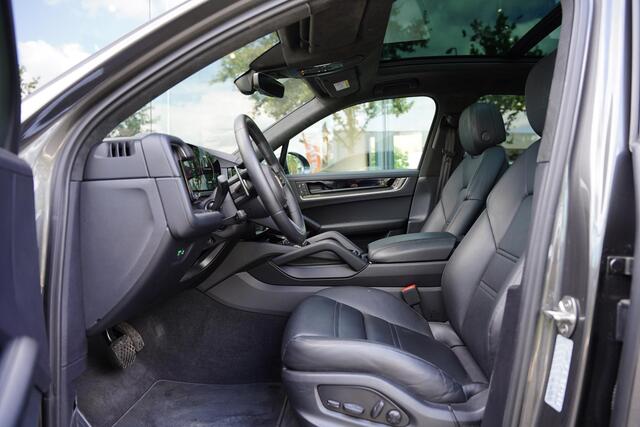 Porsche CAYENNE 3.0 E-Hybrid Black Edition / Sportdesign Pakket / Sportuilaat
