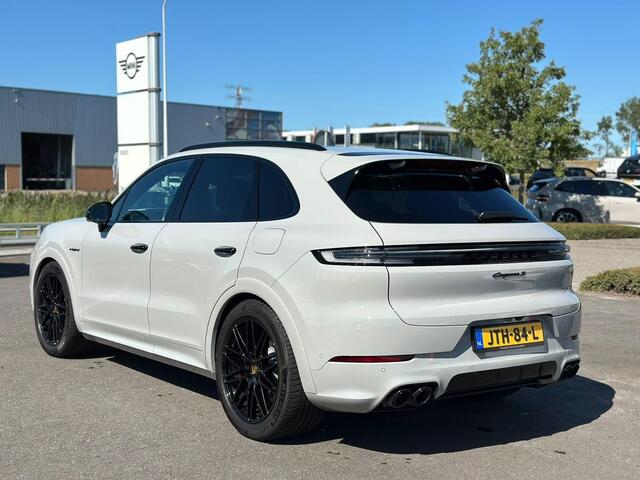 Porsche CAYENNE 3.0 S E-Hybrid Black Edition | Sport Chrono | Luchtvering | Trekhaak | Pano | Passenger Display | 21"