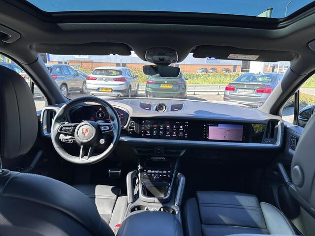 Porsche CAYENNE 3.0 S E-Hybrid Black Edition | Sport Chrono | Luchtvering | Trekhaak | Pano | Passenger Display | 21"