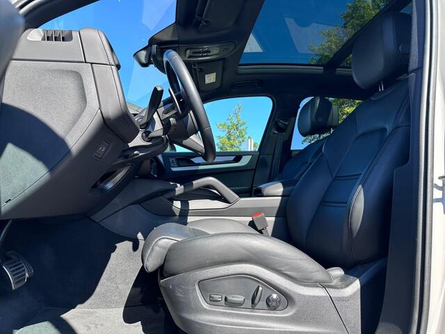 Porsche CAYENNE 3.0 S E-Hybrid Black Edition | Sport Chrono | Luchtvering | Trekhaak | Pano | Passenger Display | 21"