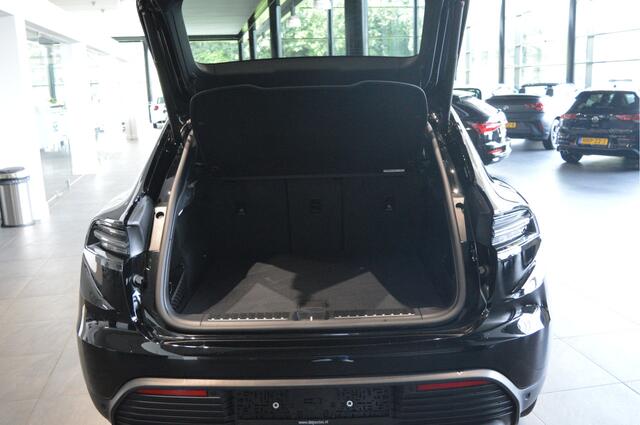 Porsche MACAN 4 100 kWh navi pano led cruise camera 20 inch !!