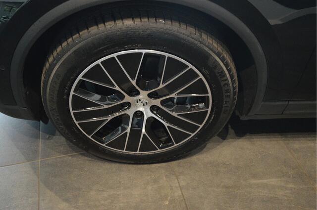 Porsche MACAN 4 100 kWh navi pano led cruise camera 20 inch !!