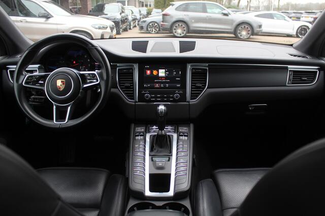 Porsche MACAN 2.0 / 1e Eign. / Trekhaak / Panoramadak / Camera / Luchtvering / Leder / 20'' / Dodehoek / DAB / Stoelverwarming / Cruise Control