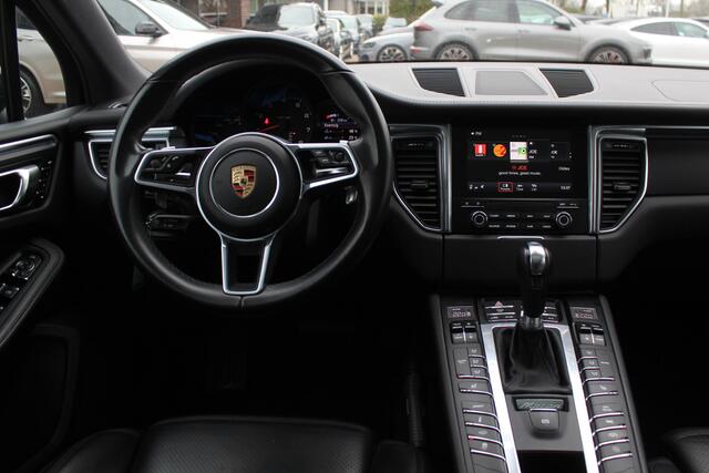 Porsche MACAN 2.0 / 1e Eign. / Trekhaak / Panoramadak / Camera / Luchtvering / Leder / 20'' / Dodehoek / DAB / Stoelverwarming / Cruise Control