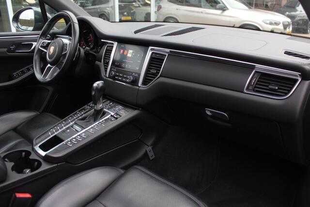Porsche MACAN 2.0 / 1e Eign. / Trekhaak / Panoramadak / Camera / Luchtvering / Leder / 20'' / Dodehoek / DAB / Stoelverwarming / Cruise Control