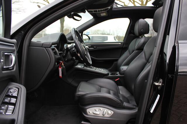 Porsche MACAN 2.0 / NL Auto / Dealer onderhouden / Panoramadak / Camera / Luchtvering / Sportdesign+Chrono / 21'' / Adaptieve stoelen / CarPlay / Bose / DAB / Stoelverwarming / ACC