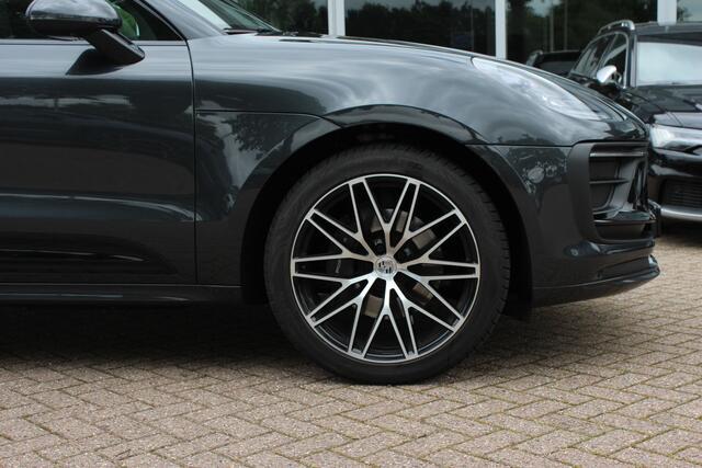 Porsche MACAN 2.0 T / Trekhaak / Panoramadak / Camera / Luchtvering / Keyless / 21'' / Adaptieve Stoelen / Sportchrono / CarPlay / Stoel+Stuurverwarming / Dodehoek / DAB / ACC