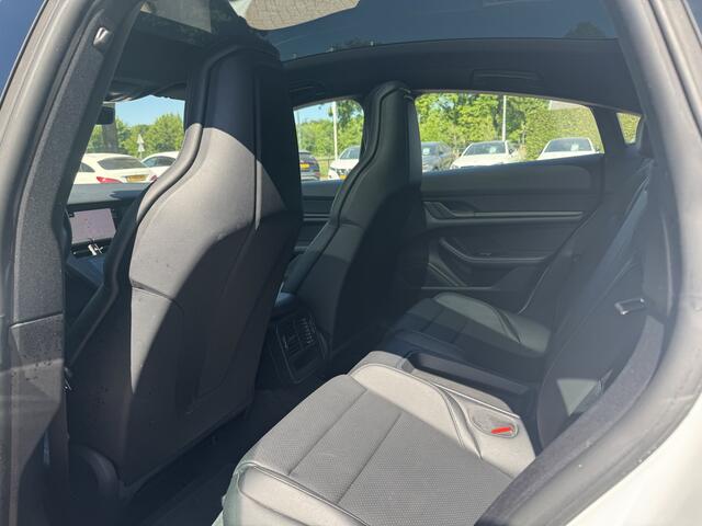 Porsche Taycan 79 kWh / Panoramadak / Leder / Parkeerhulp V+A / 19'' / Stoelverwarming / DAB / Cruise Control