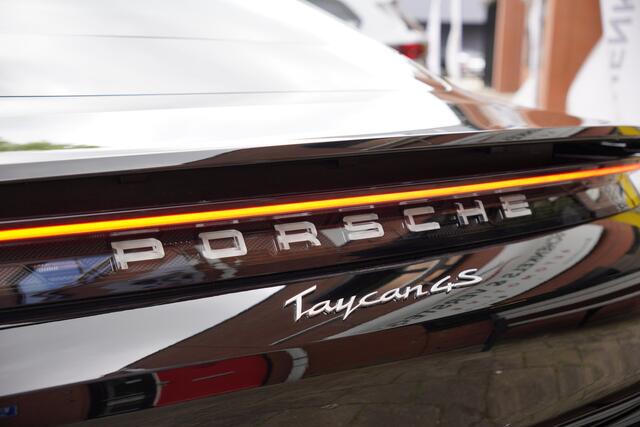 Porsche Taycan 4S Performance 84 kWh / Panoramadak / Luchtvering / Adaptief Cruise / Sport Chrono /