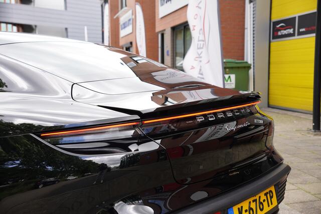 Porsche Taycan 4S Performance 84 kWh / Panoramadak / Luchtvering / Adaptief Cruise / Sport Chrono /