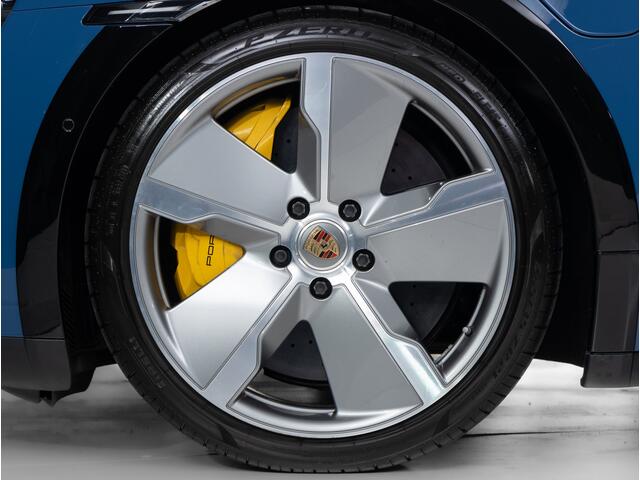Porsche Taycan Turbo S Cross Turismo