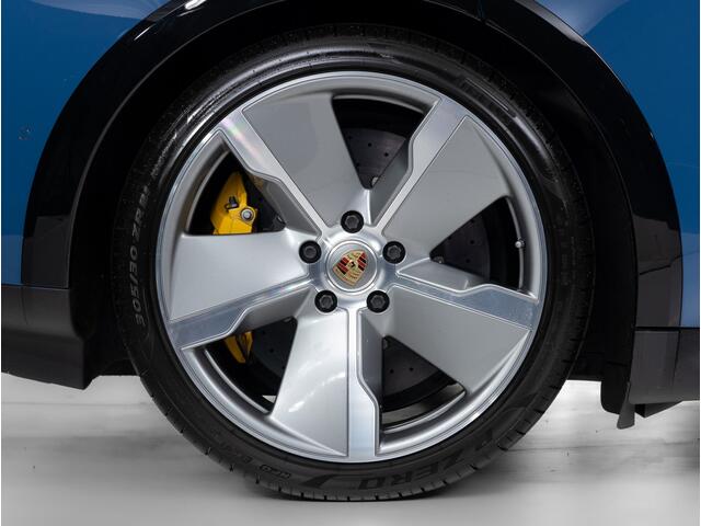 Porsche Taycan Turbo S Cross Turismo