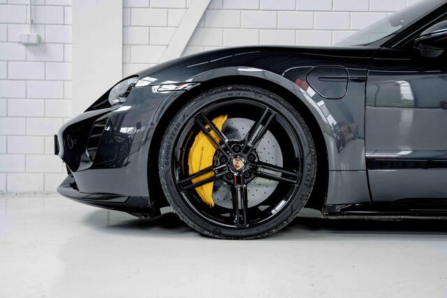 Porsche Taycan Turbo S l Sport Design Carbon l Burmester