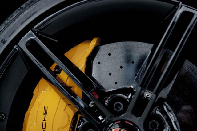 Porsche Taycan Turbo S l Sport Design Carbon l Burmester