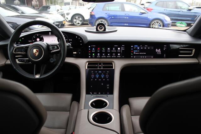 Porsche Taycan Cross Turismo 4 93 kWh / NL Auto! / NIEUWSTAAT! / Panoramadak / 360Camera / Passenger Display / Achterasbesturing / Matrix LED / 21'' / Adaptieve Stoelen / Luchtvering / Stoelventilatie / Dodehoek / Stuurverwarming