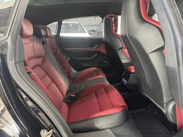 Porsche Taycan Cross Turismo Turbo S 93 kWh / Panoramadak / 360Camera / Head-up / Passenger Display / Luchtvering / 21'' / Bose / Keyless / Sportdesign+Chrono / Stoelventilatie+Verwarming / Stuurverwarming / Dodehoek / DAB / ACC