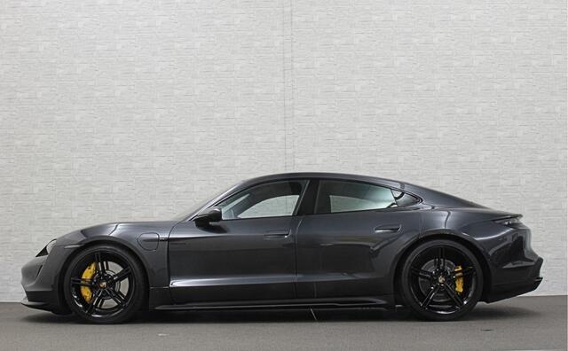 Porsche Taycan 4S Turbo Pakket Performance 84 kWh 490pk | Sport Chrono + | 360 Camera | ACC | Luchtvering | Carbon | 21" | Glasdak | 4WD | Vulkaangrijs | Carplay | Nw.Pr. 147.249,= | NL Auto | SOH Test | Garantie.