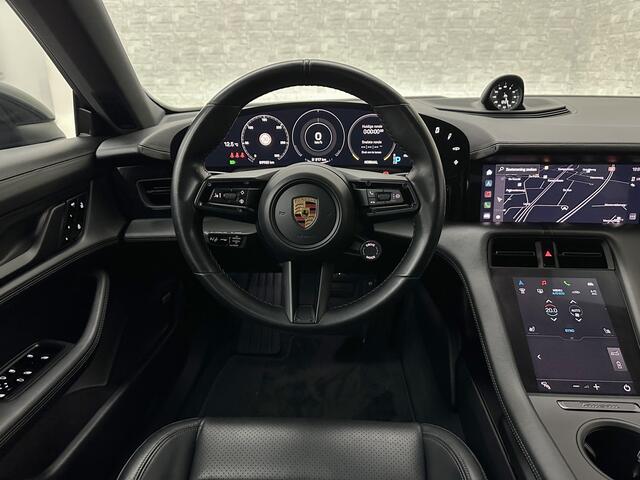 Porsche Taycan 4S Turbo Pakket Performance 84 kWh 490pk | Sport Chrono + | 360 Camera | ACC | Luchtvering | Carbon | 21" | Glasdak | 4WD | Vulkaangrijs | Carplay | Nw.Pr. 147.249,= | NL Auto | SOH Test | Garantie.
