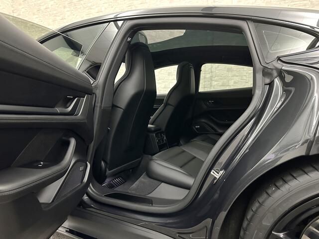 Porsche Taycan 4S Turbo Pakket Performance 84 kWh 490pk | Sport Chrono + | 360 Camera | ACC | Luchtvering | Carbon | 21" | Glasdak | 4WD | Vulkaangrijs | Carplay | Nw.Pr. 147.249,= | NL Auto | SOH Test | Garantie.