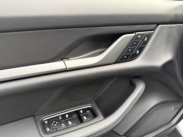 Porsche Taycan Sport Turismo Black Edition 105 kWh Pano l Massage l bijrijders scherm