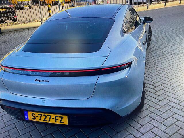 Porsche Taycan 79 kWh Sport-Chrono 327 pk / Marge-Auto/ Krijt-Grijs/ Pano-Dak/ Lucht-Vering/ Passenger-Display/ Sport-Stoelen/ Stoel.Verw/ Camera/ 20'' LMV