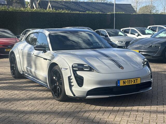 Porsche Taycan Cross Turismo 4 93 kWh / SoH 92,2% / Panoramadak / 360Camera / Passenger Display / Adaptieve Stoelen / Luchtvering / 21'' / Bose / Keyless / Sportchrono / Stoelventilatie / Stoelverwarming 4x / DAB / ACC