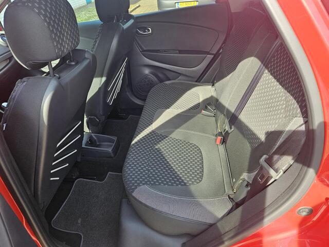 Renault CAPTUR 0.9 TCe Intens / 1e Eigenaar / Dealer Onderhouden / Achteruitrijcamera / Android Auto / Climate Control / Sensoren Voor en Achter / Navigatie / Reservewiel /
