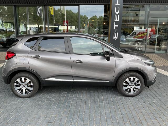 Renault CAPTUR 1.2 TCe Limited / NAVIGATIE / PARKEERSENSOREN / LICHTMETALEN VELGEN / 4 CILINDER 120 PK