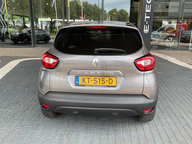 Renault CAPTUR 1.2 TCe Limited / NAVIGATIE / PARKEERSENSOREN / LICHTMETALEN VELGEN / 4 CILINDER 120 PK