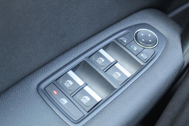 Renault CAPTUR Automaat Hybride Black line l Lane assist l Stuurverwarming l Add cruise control l Navigatie l Apple carplay / Android auto