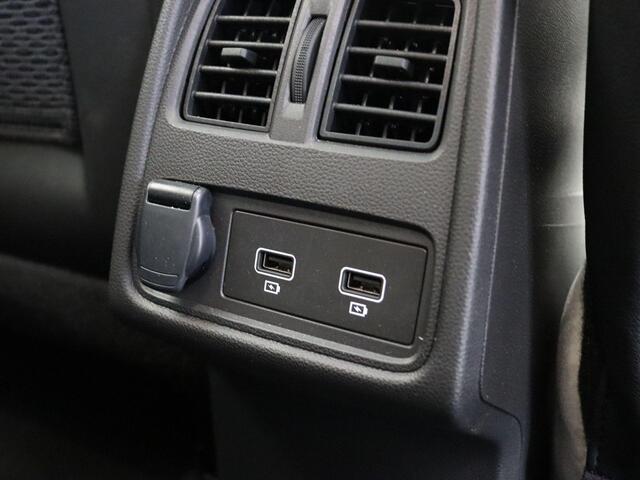 Renault CAPTUR 1.6 E-Tech full hybrid 145pk iconic | Schuif- kanteldak | BOSE | Lederen bekleding | Afn. trekhaak | Stoel- en stuurwielverwarming |