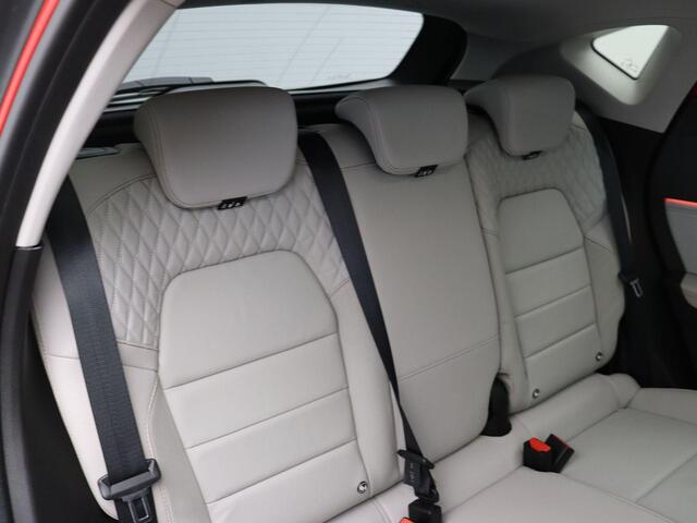 Renault CAPTUR 1.6 E-Tech full hybrid 145pk iconic | Schuif- kanteldak | BOSE | Lederen bekleding | Afn. trekhaak | Stoel- en stuurwielverwarming |