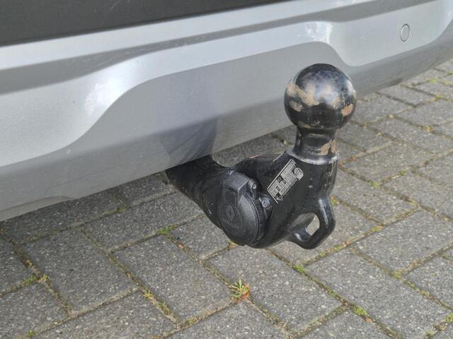 Renault CAPTUR 1.3 TCe 130 Automaat Edition One / Elektrische Trekhaak / Pack Siège / Lederen Bekleding Apple Carplay Android Auto / Allseason banden / Glazen schuif- en kanteldak / Stuur-, Stoel en Voorruitverwarming / Rondomzicht camera / Adaptief CC / Lichtmetalen wi
