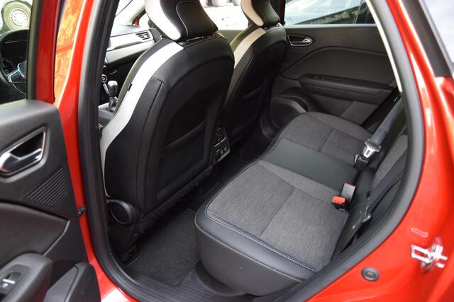 Renault CAPTUR 1.0 TCe 100 Intens | BOVAG Garantie | Trekhaak | All Season Banden | Navigatie | Achteruitrijcamera | PDC Voor&Achter | Apple Carplay | Full LED | Dealer Onderhouden |