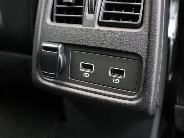 Renault CAPTUR TCe 100pk Intens | Parkeersensoren voor en achter | Elektronische klimaatregeling | Cruise control | Lichtmetalen velgen | Navigatie |