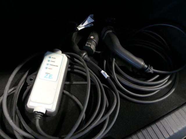 Renault CAPTUR 1.6 E-Tech Plug-in Hybrid 160 Intens - Occasion Lease vanaf ¤494 p/m - Navi - Sensor achter - 17" LMV