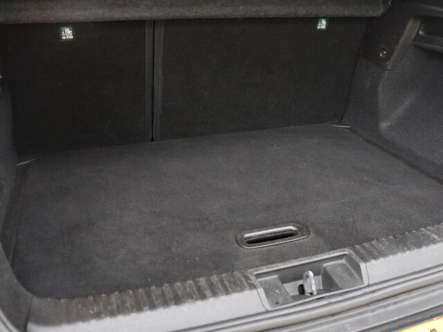 Renault CAPTUR 1.3 TCe 140 Intens | Automaat | Camera | Carplay | Keyless | Navigatie | Full LED | 17'' | Climate control | Half leder | Cruise control | Bluetooth