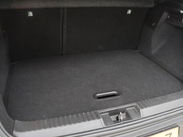 Renault CAPTUR 1.3 TCe Intens | Panoramadak | 360 Camera | Trekhaak | Half leder | Carplay | Keyless | Climate control | Full LED | Getint glas | Cruise control | Parkeerhulp