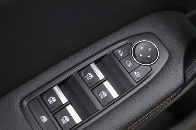 Renault CAPTUR 1.3 TCe Automaat 130pk Initiale Paris Trekhaak/ trekgewicht 1500kg/Leder/Pano/Camera/Winterpakket/AllSeasonbanden