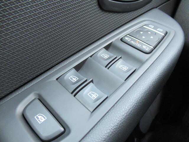 Renault CLIO 0.9 TCe Limited, Navigatie / Cruise control / Climate control / Parkeersensoren achter / 16'' LMV
