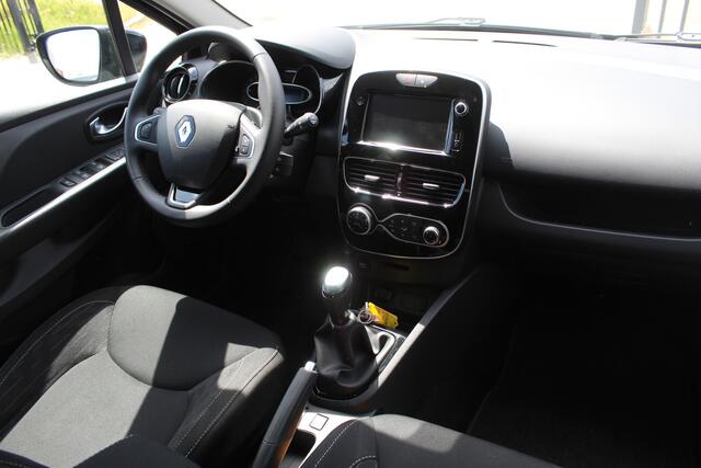 Renault CLIO Estate 0.9 TCe Limited Navigatie/Keyless/Cruise control/Climate control/Trekhaak/Achteruitrijcamera/Parkeersensoren/DAB+/Multifunctioneel stuurwiel/Elektrische ramen/Elektrisch verstelbare en inklapbare spiegels/16'' Lichtmetalen velgen.