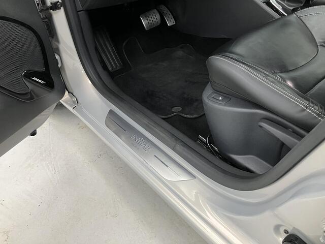 Renault CLIO 1.2 TCe Initiale Paris / Bose Audio / Lederen Bekleding / Panoramadak / Stoelverwarming / Navigatie /