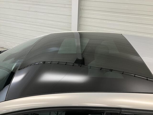 Renault CLIO 1.2 TCe Initiale Paris / Bose Audio / Lederen Bekleding / Panoramadak / Stoelverwarming / Navigatie /