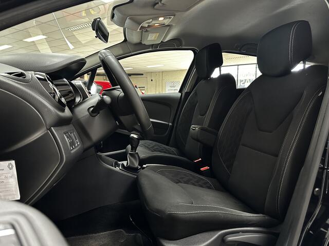 Renault CLIO Estate 0.9 TCe Limited/ Keyless/ 16'' LMV/ Apple + Android/ DAB+/ Navi/ Airco/ Cruise/ Elek. pakket/ Isofix/ Bluetooth/ Armsteun/ Multi. LEDER. Stuur/ Mistl./ PDC/ Extra getint glas/ Dakrails.