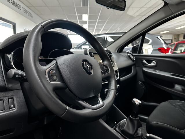 Renault CLIO Estate 0.9 TCe Limited/ Keyless/ 16'' LMV/ Apple + Android/ DAB+/ Navi/ Airco/ Cruise/ Elek. pakket/ Isofix/ Bluetooth/ Armsteun/ Multi. LEDER. Stuur/ Mistl./ PDC/ Extra getint glas/ Dakrails.