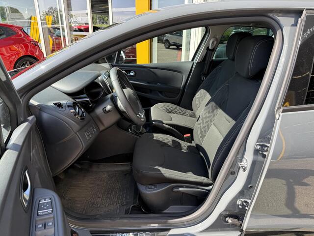 Renault CLIO 0.9 TCe Limited Comfort | Navigatie | Climate Control | Key-less | DAB | Parkeersensoren | Cruise Control | Lichtmetaal | Stoelverwarming |