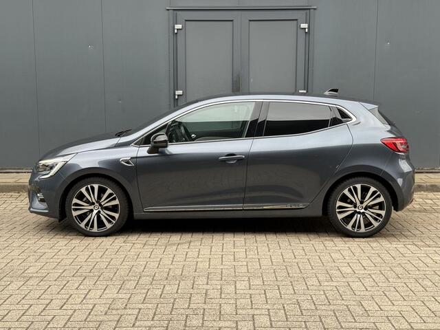 Renault CLIO 1.6 E-Tech Hybrid 140 Initiale / Trekhaak / Stuurverwarming / Stoelverwarming / All Season Banden / Navigatie / Achteruitrijcamera / Cruise Control