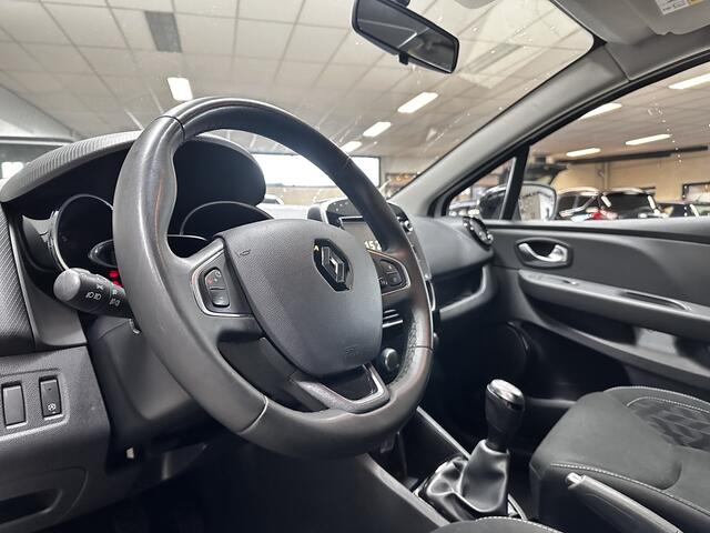 Renault CLIO Estate 0.9 TCe Limited/ 16'' LMV/ Apple + Android/ DAB+/ Keyless/ Navi/ Airco/ Cruise/ Elek. pakket/ Isofix/ Bluetooth/ Armsteun/ Multi. LEDER. Stuur/ Mistl./ PDC/ Chroom/ Extra getint glas.