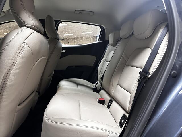 Renault CLIO 1.3 TCe Intens/ Automaat!/ 131pk!/ 16'' LMV/ Apple + Android/ Camera/ Leder/ Stoelverw./ DAB+/ Keyless/ LED Koplampen/ Navi/ Clima/ Cruise/ Elek. pakket/ Isofix/ Multi. LEDER. Stuur/ 16'' LMV/ PDC V+A/ Chroo